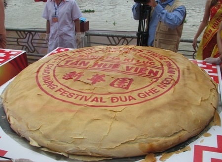 Chiêm ngưỡng 3 chiếc bánh "khủng" kỷ lục Việt Nam - 3 Bánh pía nặng 306kg.