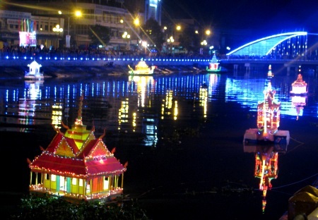 Ngắm những chiếc đèn nước "khoe" vẻ đẹp lung linh trên dòng Nguyệt Giang - 16 Mỗi chiếc đèn nước mỗi hình dáng và vẻ đẹp khác nhau.