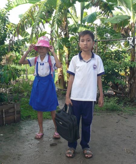 Nhờ có những cái bánh chuối chiên của bà nội, các cháu mới được đến trường.