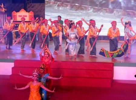 Hình ảnh chiếc ghe ngo trên sân khấu.