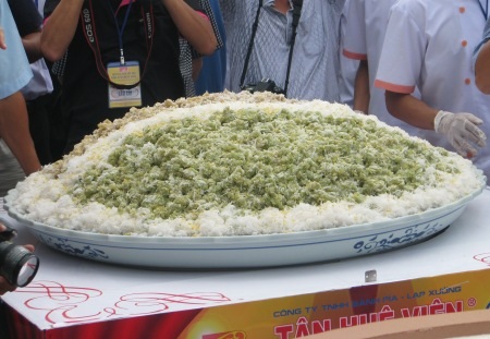 Chiêm ngưỡng 3 chiếc bánh "khủng" kỷ lục Việt Nam - 7 Dĩa cốm dẹp 108kg.