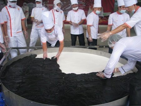 Chiếc bánh in kỷ lục nặng gần 600kg - 3 Bánh in được phủ qua nhiều lớp khác nhau như mè đen, lá dứa, bột ca cao...