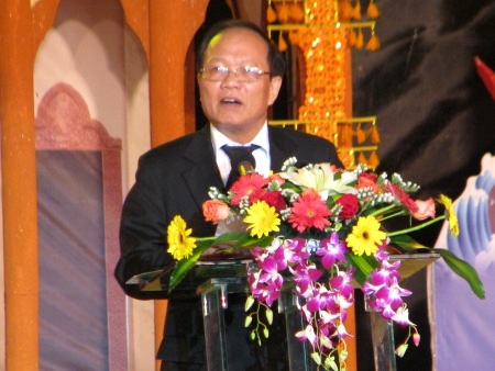 Hình ảnh chiếc ghe ngo trên sân khấu.