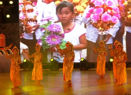 Một số tiết mục múa hát trong phần hội...