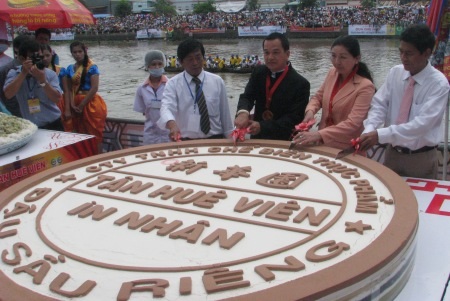 Chiêm ngưỡng 3 chiếc bánh "khủng" kỷ lục Việt Nam - 5 Chiếc bánh in nặng 595kg.
