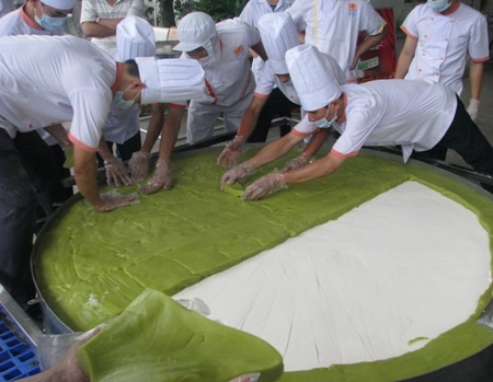 Chiếc bánh in kỷ lục nặng gần 600kg - 4 Bánh in được phủ qua nhiều lớp khác nhau như mè đen, lá dứa, bột ca cao...