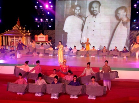 Một số tiết mục múa hát trong phần hội...