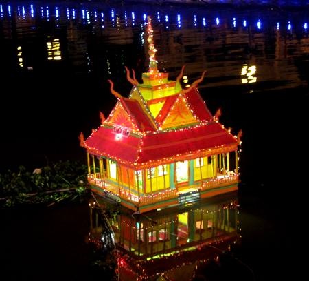 Ngắm những chiếc đèn nước "khoe" vẻ đẹp lung linh trên dòng Nguyệt Giang - 7 Mỗi chiếc đèn nước mỗi hình dáng và vẻ đẹp khác nhau.