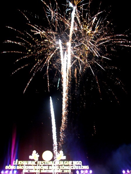 Một số tiết mục múa hát trong phần hội...