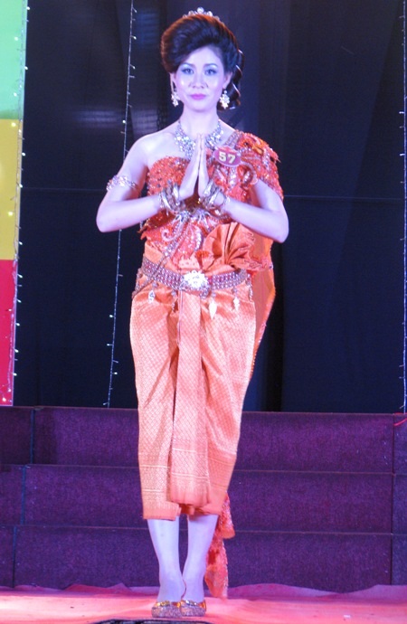 Thiếu nữ miền Tây "khoe" trang phục 3 dân tộc Kinh- Hoa- Khmer - 7 Thí sinh trình diễn trang phục dân tộc Khmer.