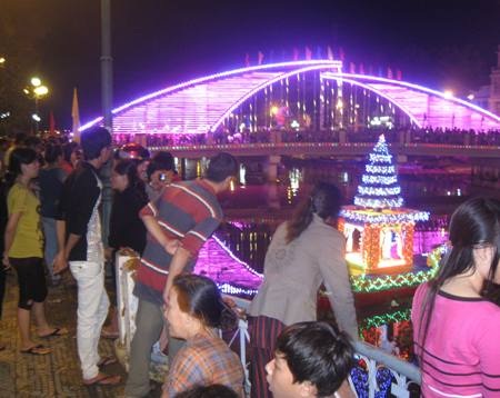 Ngắm những chiếc đèn nước "khoe" vẻ đẹp lung linh trên dòng Nguyệt Giang - 2 Đông đảo người dân đến chiêm ngưỡng sắc màu đèn nước.