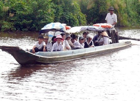 Chiếc đò nhân ái đưa học sinh nghèo đến trường - 1 Chuyến đò nhân ái chở học sinh nghèo ở xã Đất Mới, huyện Năm Căn, tỉnh Cà Mau.