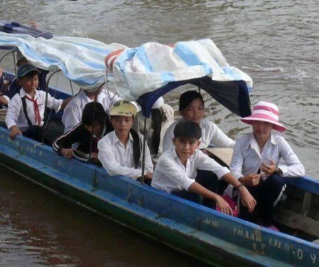 Chiếc đò nhân ái đưa học sinh nghèo đến trường - 3 Nhờ có chuyến đò nhân ái, nhiều em học sinh nghèo được đến trường.