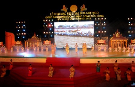 Sân khấu khai mạc với những hình tượng rất đặc trưng của đồng bào Khmer .