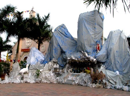 Nhiều nhà thờ với những hang đá hoành tráng mừng ngày lễ lớn. (Ảnh: Huỳnh Hải)