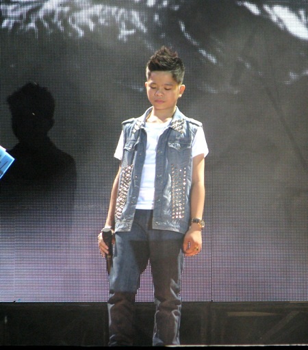 Quán quân The Voice Kids "phiêu" cùng hàng ngàn khán giả Cần Thơ - 1 Quang Anh xuất hiện với gương mặt lạnh khiến hàng ngàn khán giả bất ngờ, thích thú.