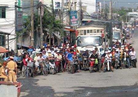 Vụ xe tải làm sập cầu: Một phút bất cẩn, hàng tỷ đồng "đi tong" - 2 Dòng người xe chờ đợi qua cầu tạm sau khi một bên cầu tạm bị sập.