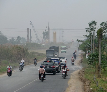 Miền Tây mờ ảo trong sương - 1 Tuyến đường Võ Văn Kiệt, TP Cần Thơ hơn 15h chiều 31/12.