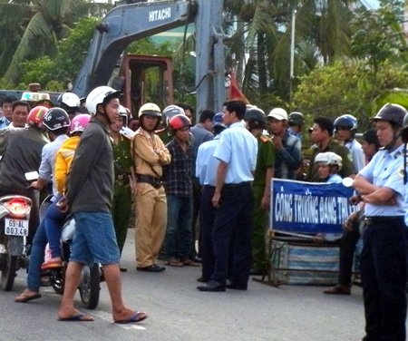 Dân ào ra ngăn cản thi công đường, giao thông ùn tắc - 1 Người dân ngăn cản thi công công trình