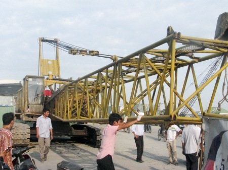 Một cần cẩu dài 18m được lắp đặt trên bờ...