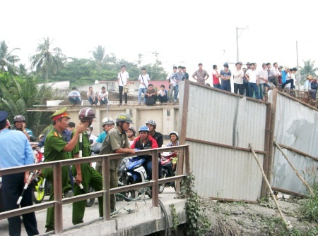 Hiện trường vụ tai nạn trước khi được trục vớt.