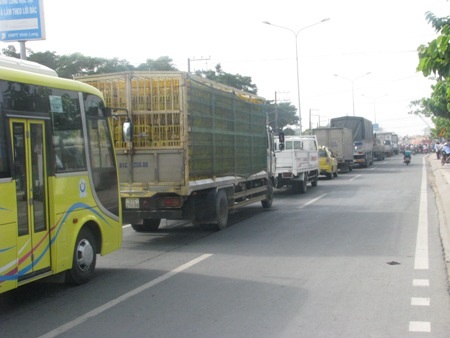 “Hoảng hồn” với hình ảnh cầu gãy gập vì xe tải - 8 Gây ùn tắc kéo dài