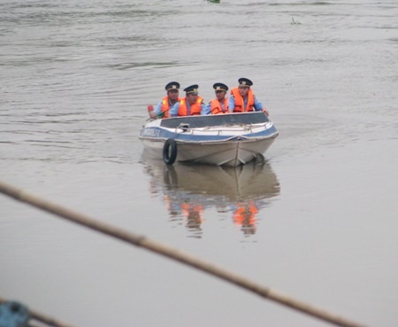 Hiện trường vụ tai nạn trước khi được trục vớt.