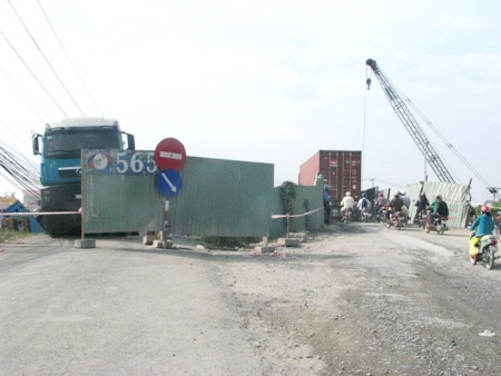 “Hoảng hồn” với hình ảnh cầu gãy gập vì xe tải - 6 Các phương tiện hiện chỉ còn lưu thông được một bên cầu tạm hướng Trà Vinh - Vĩnh Long.