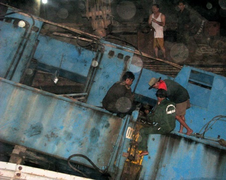 ...và một xà lan có cần cẩu chữ A được thuê từ Cần Thơ sang làm nhiệm vụ giải cứu.