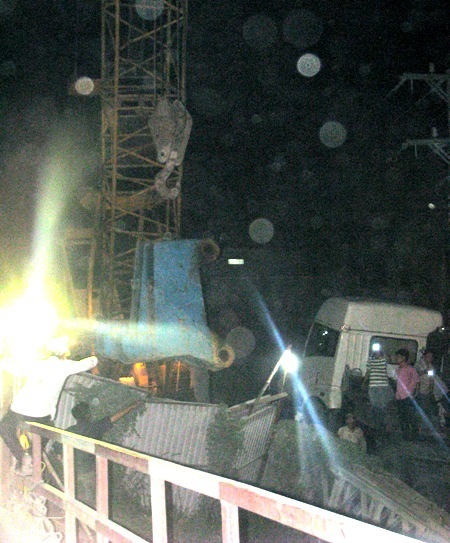 ...và một xà lan có cần cẩu chữ A được thuê từ Cần Thơ sang làm nhiệm vụ giải cứu.