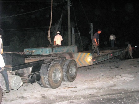 Khoảng 22h, đầu xe tải và rơ-moóc mới được đưa lên bờ sau khi rô bốt ép cọc được dời đi.