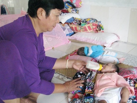 "Ám ảnh" những ánh mắt trẻ thơ bị bỏ rơi trong chùa Vĩnh Phước An - 2 Cô Kim Anh đang cho một bé sơ sinh bú sữa.
