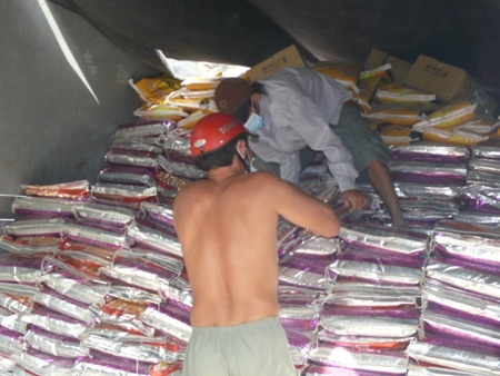 Chuyển hàng hóa bên trong để giảm tải trọng của xe...