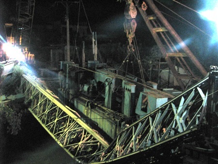 ...và một xà lan có cần cẩu chữ A được thuê từ Cần Thơ sang làm nhiệm vụ giải cứu.