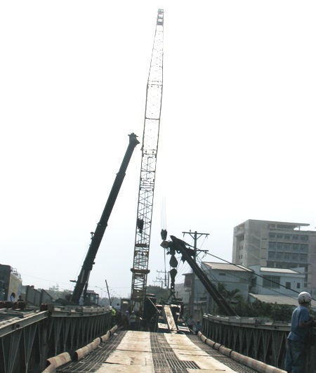 Khoảng 22h, đầu xe tải và rơ-moóc mới được đưa lên bờ sau khi rô bốt ép cọc được dời đi.