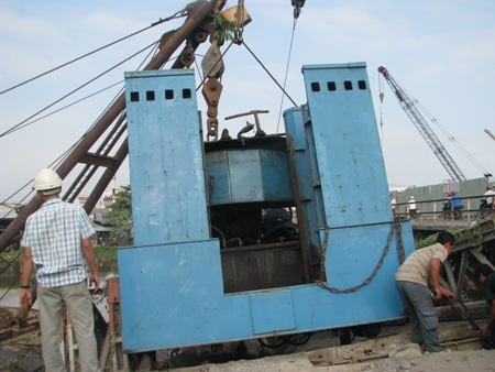 Cuộc giải cứu từ 8h sáng cho đến hơn 16h30 chiều 6/12 mới kéo được một nửa rô bốt ép cọc lên bờ.