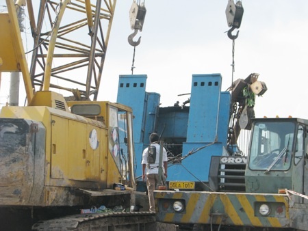 Cuộc giải cứu từ 8h sáng cho đến hơn 16h30 chiều 6/12 mới kéo được một nửa rô bốt ép cọc lên bờ.