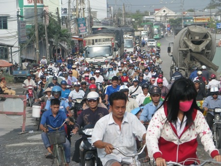 Cuộc giải cứu từ 8h sáng cho đến hơn 16h30 chiều 6/12 mới kéo được một nửa rô bốt ép cọc lên bờ.