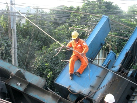 Hiện trường vụ tai nạn trước khi được trục vớt.