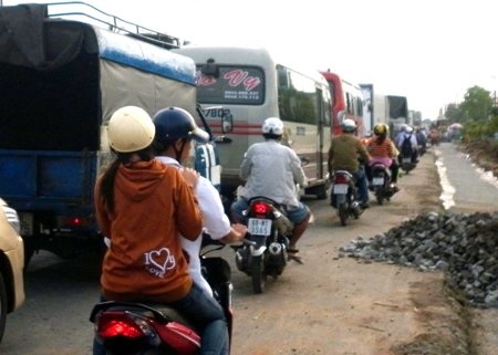 Dân ào ra ngăn cản thi công đường, giao thông ùn tắc - 2 ... QL1A ùn tắc nhiều giờ liền.