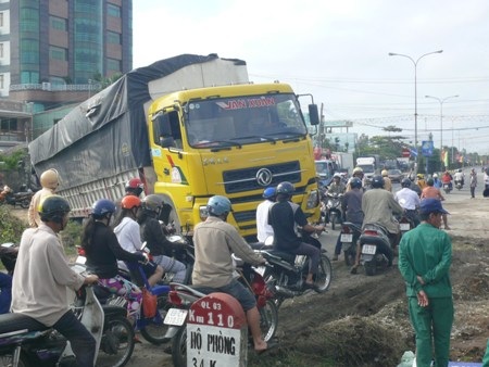 Chiếc xe tải sa lầy gây cản trở giao thông.