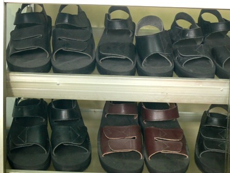 Những đôi giày nhân ái dành cho bệnh nhân phong