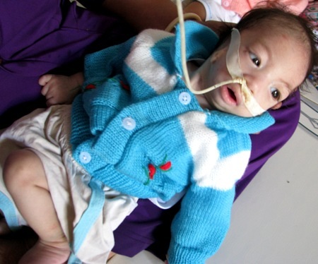 "Ám ảnh" những ánh mắt trẻ thơ bị bỏ rơi trong chùa Vĩnh Phước An - 3 Cô Kim Anh đang cho một bé sơ sinh bú sữa.