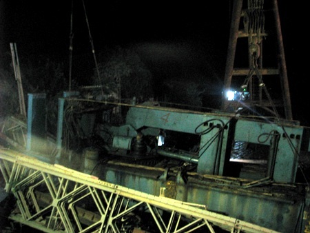 Khoảng 22h, đầu xe tải và rơ-moóc mới được đưa lên bờ sau khi rô bốt ép cọc được dời đi.