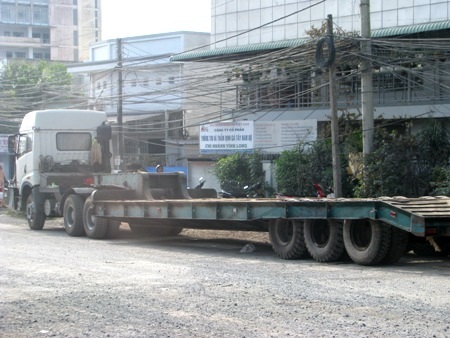 Cuộc giải cứu từ 8h sáng cho đến hơn 16h30 chiều 6/12 mới kéo được một nửa rô bốt ép cọc lên bờ.