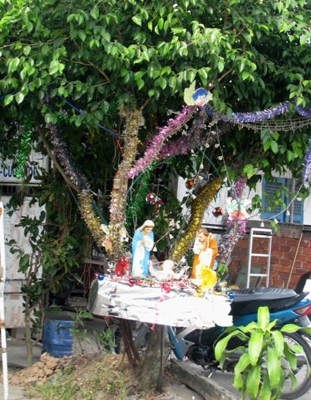 Triệu người đổ ra đường trong đêm Giáng sinh an lành