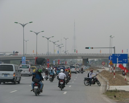 Miền Tây mờ ảo trong sương - 4 Tháp truyền hình tại Cần Thơ nhìn từ phía cầu vượt nút giao đường Võ Văn Kiệt và QL1A.