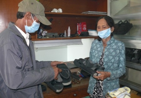 Nhiều bệnh nhân phong đã chủ động đến trung tâm để chọn và đặt làm đôi giầy phù hợp.