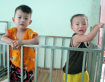 "Ám ảnh" những ánh mắt trẻ thơ bị bỏ rơi trong chùa Vĩnh Phước An - 4 Những ánh mắt của trẻ như đang tìm kiếm một tình yêu thương thân thuộc.
