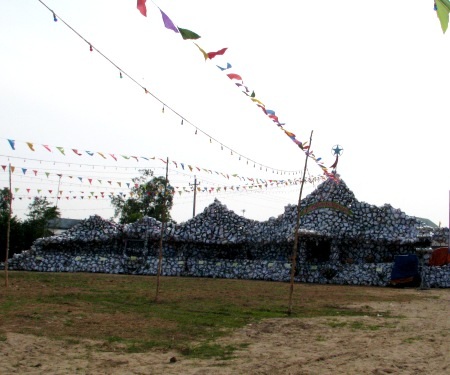 Nhiều nhà thờ với những hang đá hoành tráng mừng ngày lễ lớn. (Ảnh: Huỳnh Hải)